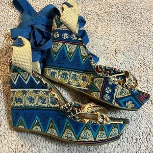 Wedge tie around ankles size 8